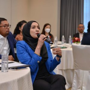 Naddia Azizis (EY) sharing her views with the other roundtable attendees.